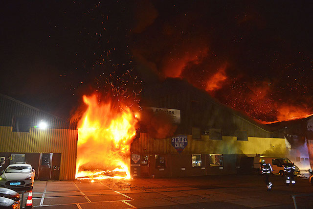 2017/172/20170828-05u31 GB 014 Zeer grote brand Raasdorperweg.jpg